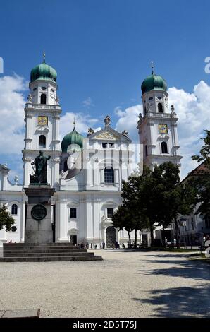 Passau, Deutschland - 17. Juli 2018: Nicht identifizierte Touristen und Denkmal für König Maximilian vor dem Stephansdom ist ein barocker bischofskirche Stockfoto