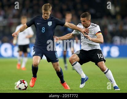 Der englische Eric Dier (links) und der deutsche Lukas Podolski (rechts) kämpfen Für den Ball Stockfoto