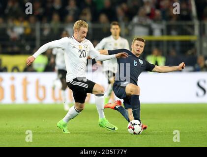 Deutschlands Kampf Julian Brandt (links) und Englands Kampf Eric Dier (rechts) Für den Ball Stockfoto