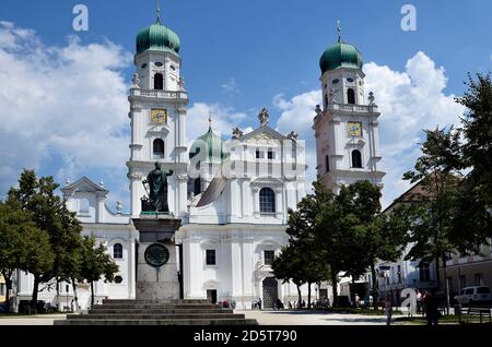 Passau, Deutschland - 17. Juli 2018: Nicht identifizierte Personen am Stephansdom ist eine barocke Bischofskirche in der Stadt Passau in Bayern in der Nähe von Th Stockfoto