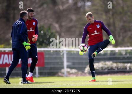 England Torhüter (rechts-links) Joe Hart und Fraser Forster am Enfield Training Ground, London Stockfoto