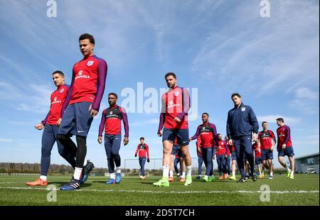 England's (links-rechts) Jake Livermore, DELE Alli, Jermain Defoe und Kyle Walker während des Trainings am Enfield Training Ground, London Stockfoto