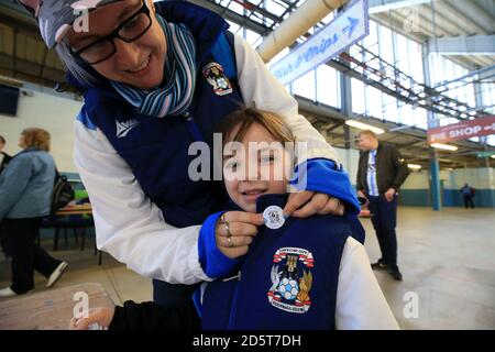 Coventry City Unterstützer in der Family Zone vor dem Spiel Stockfoto