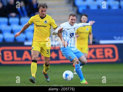 Stuart Beavon (rechts) von Coventry City und Jonathan Burn von Bristol Rovers Kampf um den Ball Stockfoto