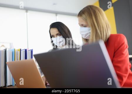 Zwei Kollegen aus dem Geschäftsleben betrachten Notebooks auf dem Desktop Im Büro Stockfoto