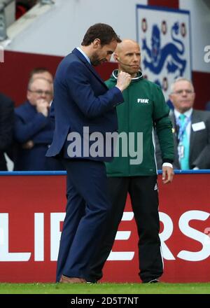 England-Manager Gareth Southgate feiert sein zweites Tor Die Touchline Stockfoto