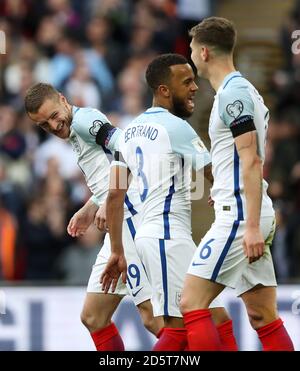 Englands Jamie Vardy (links) feiert mit Teamkollegen Ryan Bertrand (Mitte) Und John Stones, nachdem er das zweite Tor seiner Seite erzielt hatte Stockfoto