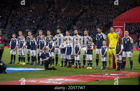 Schottlands Andrew Robertson (links) und Teamkollegen besichtigen das ...