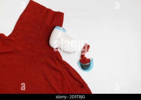 Vorrichtung zum Entfernen von Flusen aus Wollkleidung. Golf mit Fuzz Ball isoliert auf weißem Hintergrund. Stockfoto