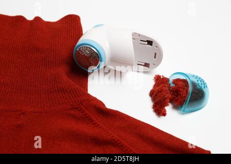 Vorrichtung zum Entfernen von Flusen aus Wollkleidung. Golf mit Fuzz Ball isoliert auf weißem Hintergrund. Stockfoto