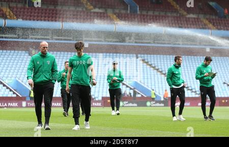 Die Spieler von Norwich City inspizieren den Platz vor Aston Villas und Norwich City's Match in Villa Park Stockfoto