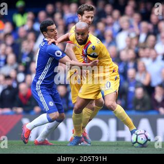 Chelsea's Pedro und Crystal Palace's Andros Townsend (rechts) kämpfen um Der Ball Stockfoto