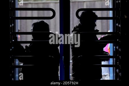 Allgemeine Ansicht als Fans ihren Weg in den Madejski machen Stadion durch die Drehkreuze Stockfoto