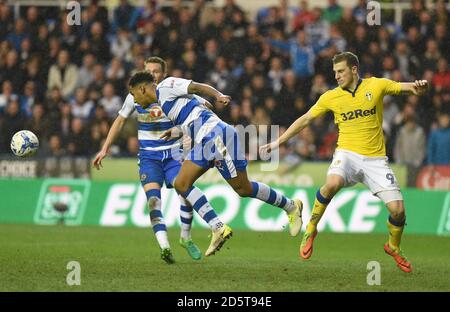 Reading's Liam Moore und Leeds United's Chris Wood in Aktion Stockfoto