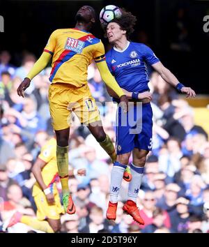 Chelsea's David Luiz und Crystal Palace's Christian Benteke (links) Schlacht Für den Ball Stockfoto