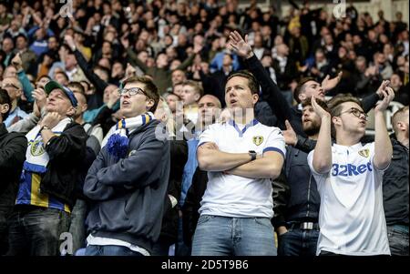 Allgemeine Ansicht von Leeds Fans im Madejski Stadion Stockfoto