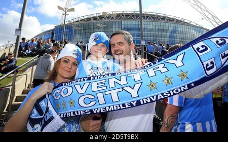 Coventry City-Fans halten einen Schal vor dem Wembley-Stadion hoch Vor dem Spiel Stockfoto