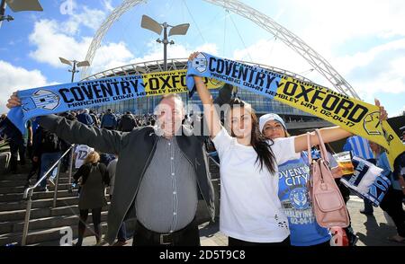 Coventry City Fans halten einen halben Schal hoch Vor dem Spiel Stockfoto