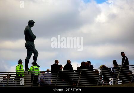 Die Bobby Moore Statue vor dem Wembley Stadion Stockfoto