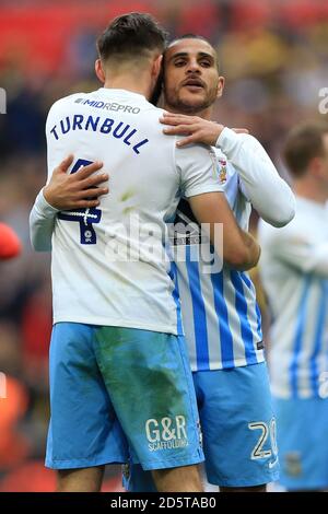 Jordan Turnbull von Coventry City (links) und Marcus Tudgay von Coventry City Feiern Sie nach dem letzten Pfiff Stockfoto