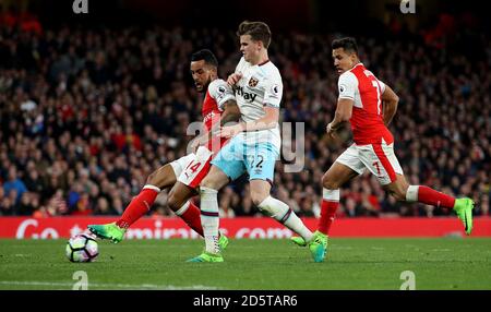 Arsenal's Theo Walcott punktet seine Seite das zweite Tor der Spiel Stockfoto