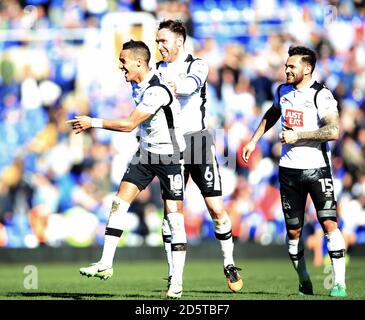 Tom Ince von Derby County (links) feiert mit Teamkollegen Richard Keogh (Mitte) und Bradley Johnson, nachdem er seine Seiten gewinnt Ziel Stockfoto