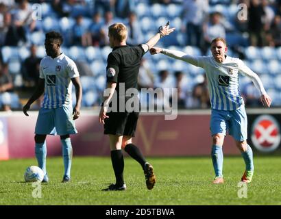 Stuart Beavon von von Coventry City (rechts) argumentiert seinen Punkt zum Schiedsrichter Gavin Ward Stockfoto