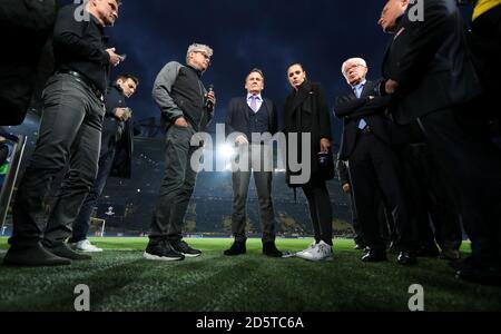 Borussia Dortmunds Geschäftsführer Hans-Joachim Watzke (Mitte) spricht zu den Medien Nachdem das Spiel verschoben wird Stockfoto