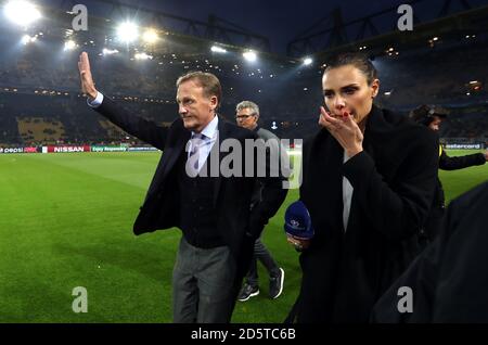 Borussia Dortmunds Geschäftsführer Hans-Joachim Watzke winkt den Fans hinterher Das Spiel wird verschoben Stockfoto