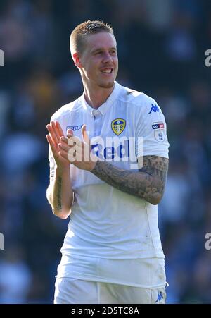 Pontus Jansson von Leeds United applaudiert den Fans nach dem Spiel Stockfoto