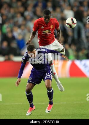 Anderlechts Isaac Kiese Thelin (links) und Manchester United's Eric Bailly (Rechts) Kampf um den Ball Stockfoto