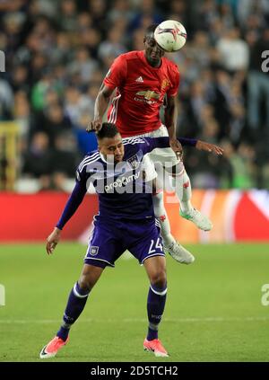 Anderlechts Isaac Kiese Thelin (links) und Manchester United's Eric Bailly (Rechts) Kampf um den Ball Stockfoto