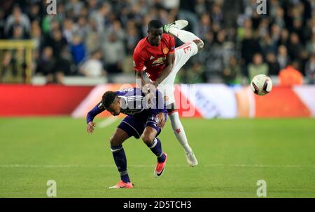 Anderlechts Isaac Kiese Thelin (links) und Manchester United's Eric Bailly (Rechts) Kampf um den Ball Stockfoto