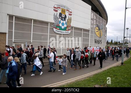 Coventry City und Charlton Athletic Fans vor dem Spiel Stockfoto