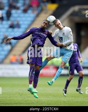 Ben Stevenson von Coventry City und Ezri Konsa von Charlton Athletic (links) Kampf um den Ball Stockfoto