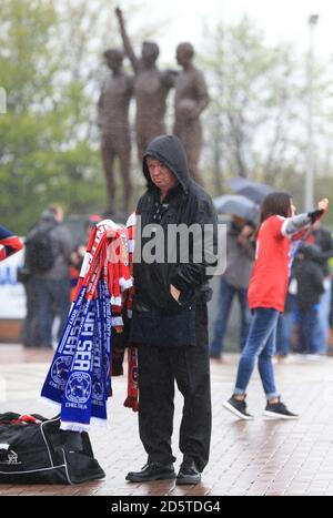 Halb-und Halb Schal Verkäufer vor dem Spiel zwischen Manchester United und Chelsea Stockfoto