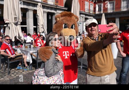 Bayern München Fans posieren für Bilder mit dem Vereinsmaskottchen Bernie der Bär auf der Plaza Mayor in Madrid voraus Des Spiels Stockfoto