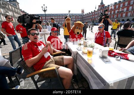 Bayern München Fans posieren für Bilder mit dem Vereinsmaskottchen Bernie der Bär auf der Plaza Mayor in Madrid voraus Des Spiels Stockfoto