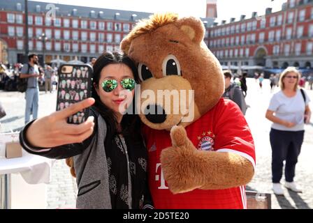 Bayern München Fans posieren für Bilder mit dem Vereinsmaskottchen Bernie der Bär auf der Plaza Mayor in Madrid voraus Des Spiels Stockfoto