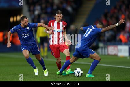 Atletico Madrids Filipe Luis (Mitte) kämpft um den Ball mit Daniel Drinkwater von Leicester City (links) und Danny Simpson (rechts) Stockfoto