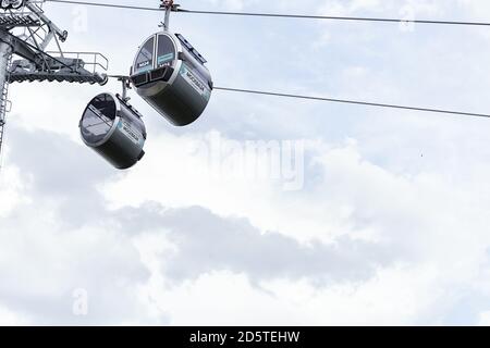 07 01 2020 Moskau, Russland. Vorobjovy Gory Region. Seilbahn über den Fluss Moskau. Stand aus der Nähe Stockfoto