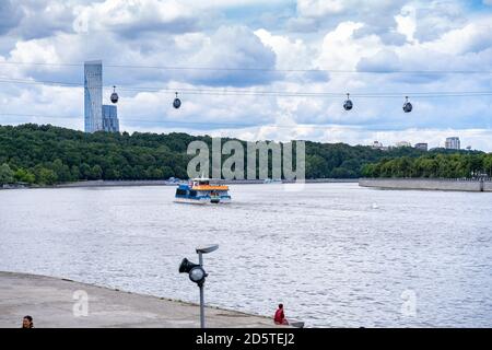 07 01 2020 Moskau, Russland. Stadtlandschaft. Schiffe auf dem fluss moskau Stockfoto