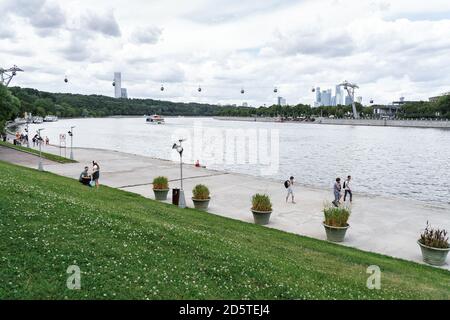 07 01 2020 Moskau, Russland. Vorobjovy Gory Region. Seilbahn über den Fluss Moskau. Stockfoto