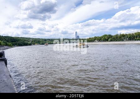 07 01 2020 Moskau, Russland. Stadtlandschaft. Schiffe auf dem fluss moskau Stockfoto