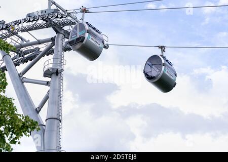 07 01 2020 Moskau, Russland. Vorobjovy Gory Region. Seilbahn über den Fluss Moskau. Stand aus der Nähe Stockfoto