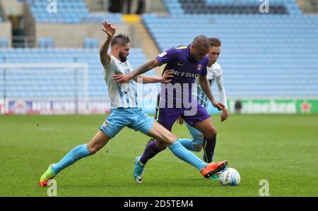 Charlton Athletic's Josh Magennis (Mitte) kämpft gegen Jordan von Coventry City Turnbull (links) und Ben Stevenson von Coventry City Stockfoto