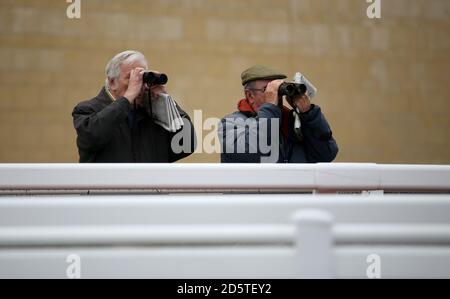 Allgemeine Ansicht von Zuschauern, die im April mit dem Fernglas zuschauten Treffen auf der Cheltenham Rennbahn Stockfoto