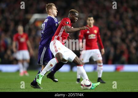 Paul Pogba von Manchester United (rechts) und Lukasz Teodorczyk von RSC Anderlecht Kampf um den Ball Stockfoto