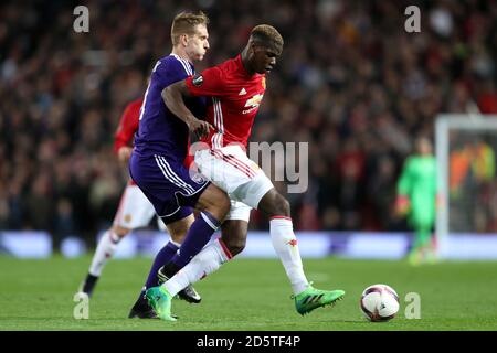 Paul Pogba von Manchester United (rechts) und Lukasz Teodorczyk von RSC Anderlecht Kampf um den Ball Stockfoto