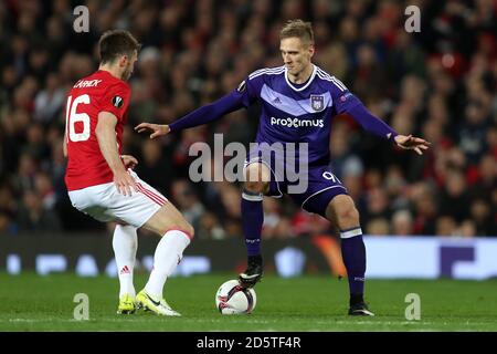 Michael Carrick von Manchester United (links) und Lukasz Teodorczyk von ASC Anderlecht Kampf um den Ball Stockfoto